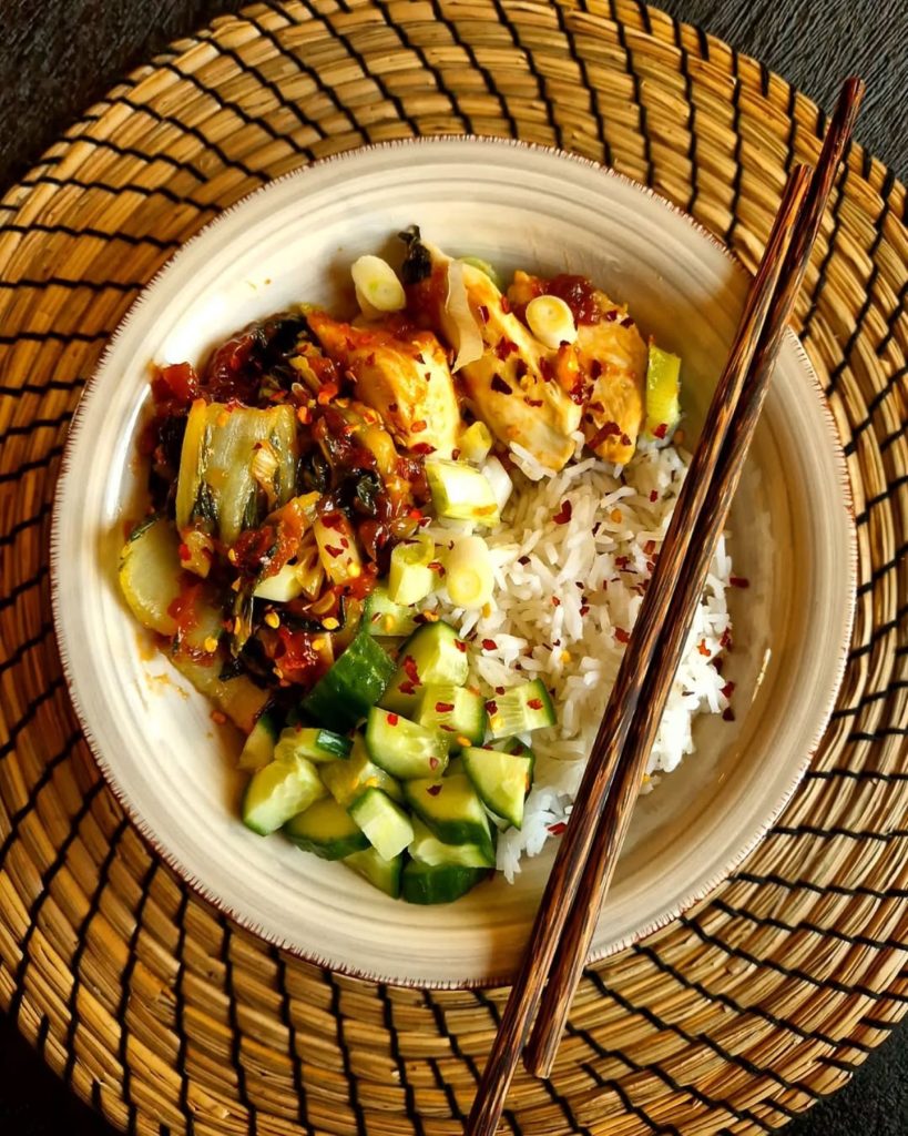 Sticky kip met paksoi