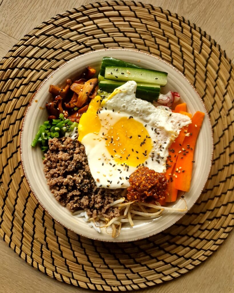 Bibimbap (Koreaanse rijst bowl)