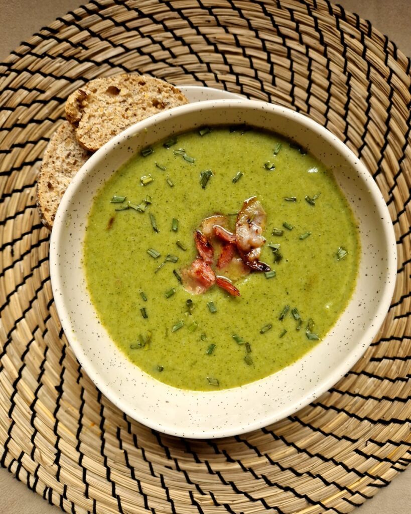 Broccolisoep met ontbijtspek