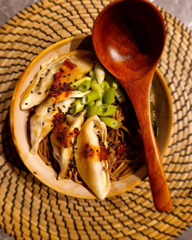 Japanse dumpling soep met paksoi
