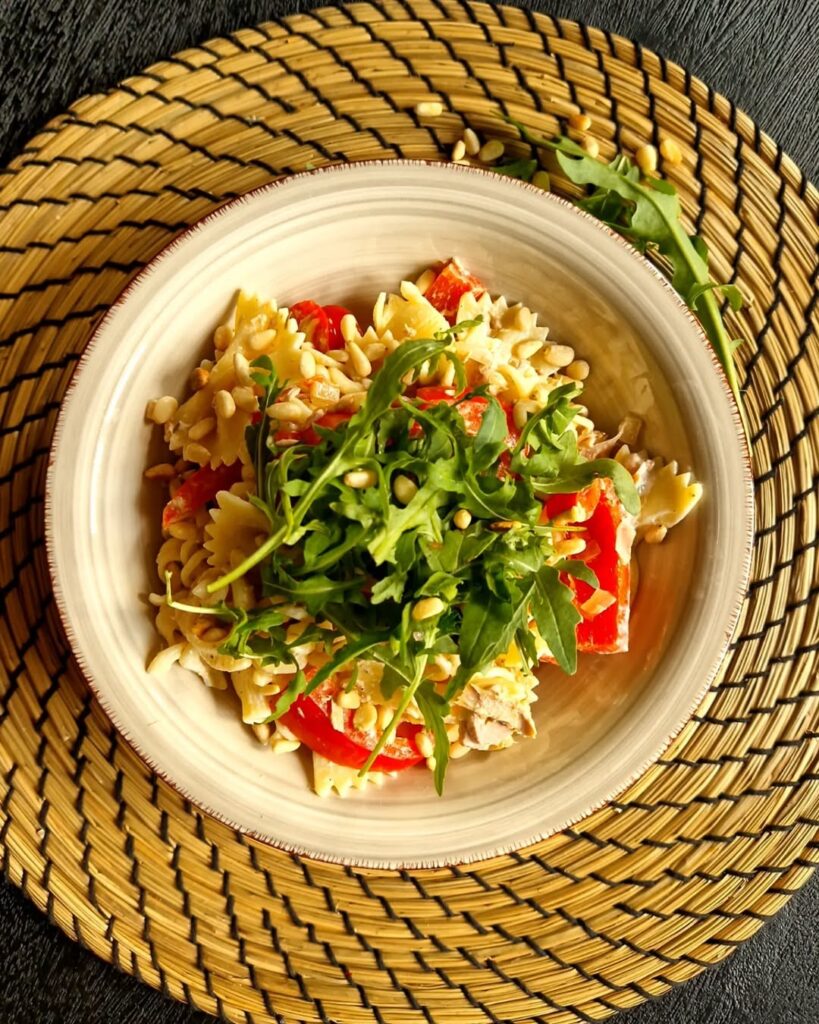 Frisse pasta salade met tonijn en roomkaas
