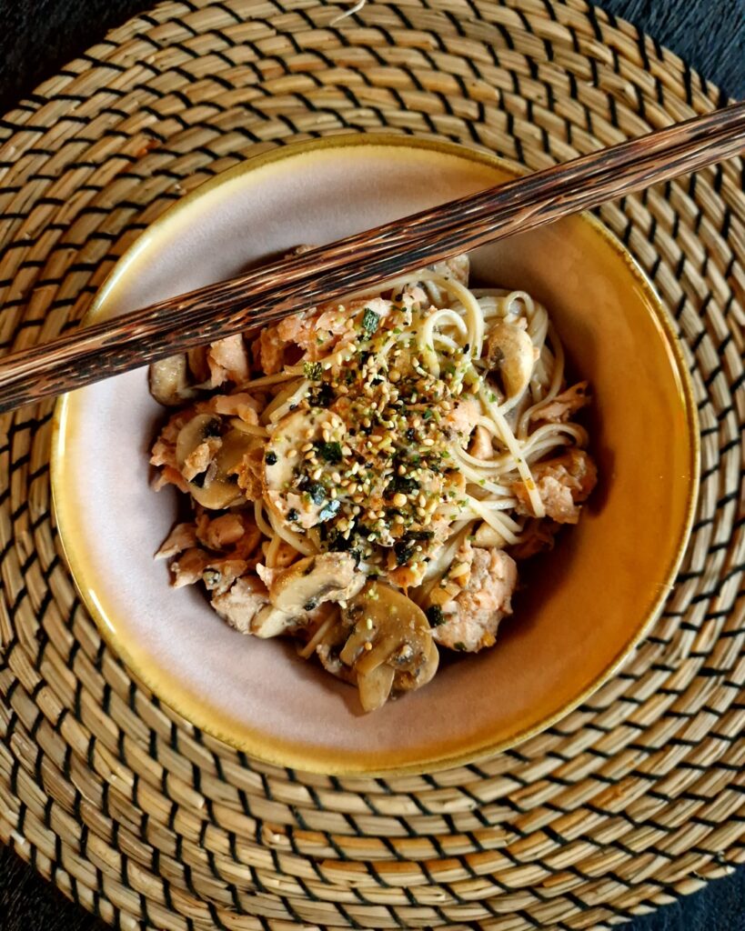 Furikake ramen noodles met zalm en champignons