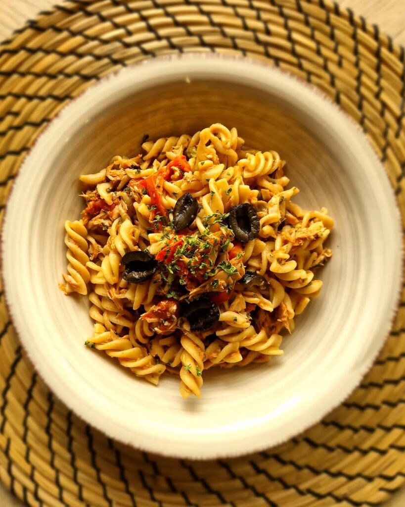 Gezonde fusili met tonijn, tomaat, olijf en kappertjes