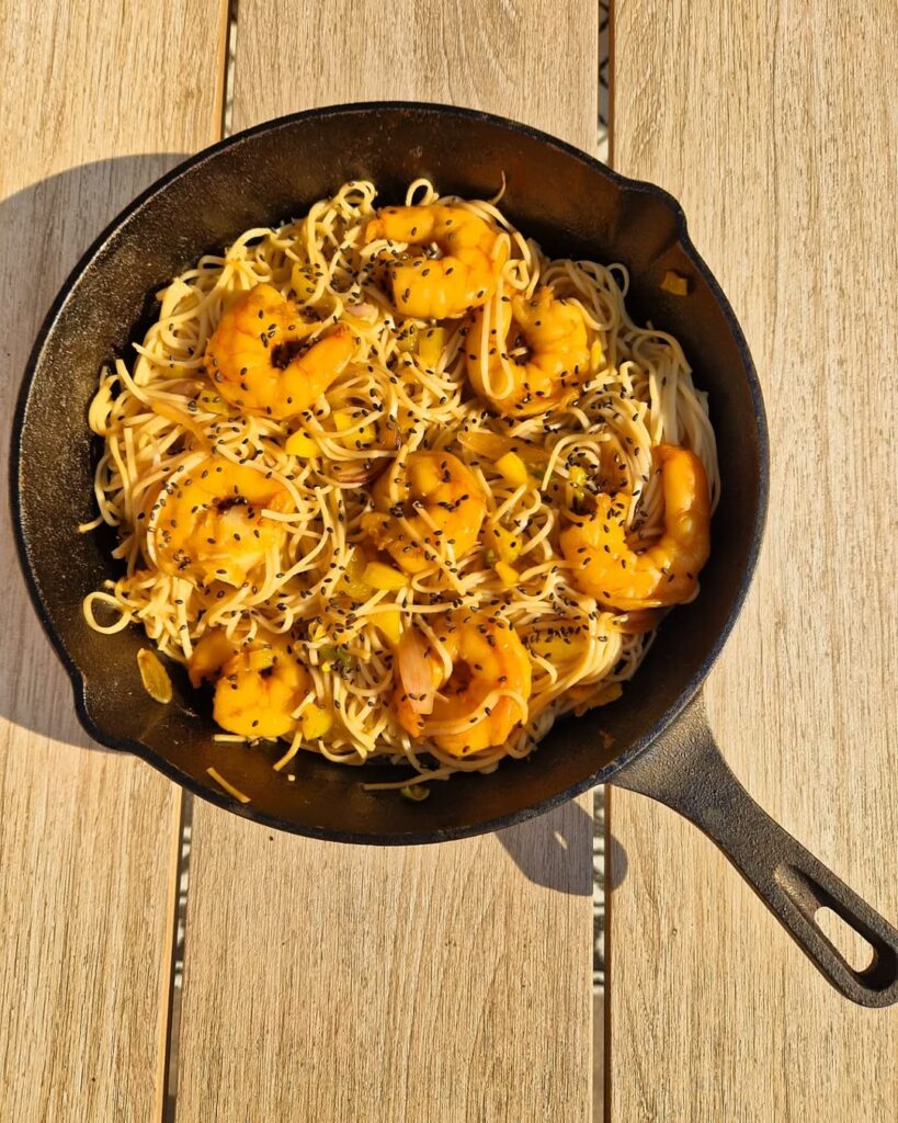 Gewokte gamba noodles van de kamado