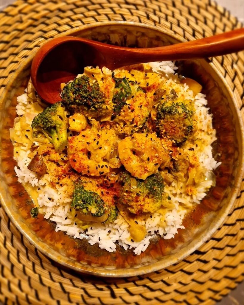 Groene curry met garnalen, broccoli, artisjok en champignons