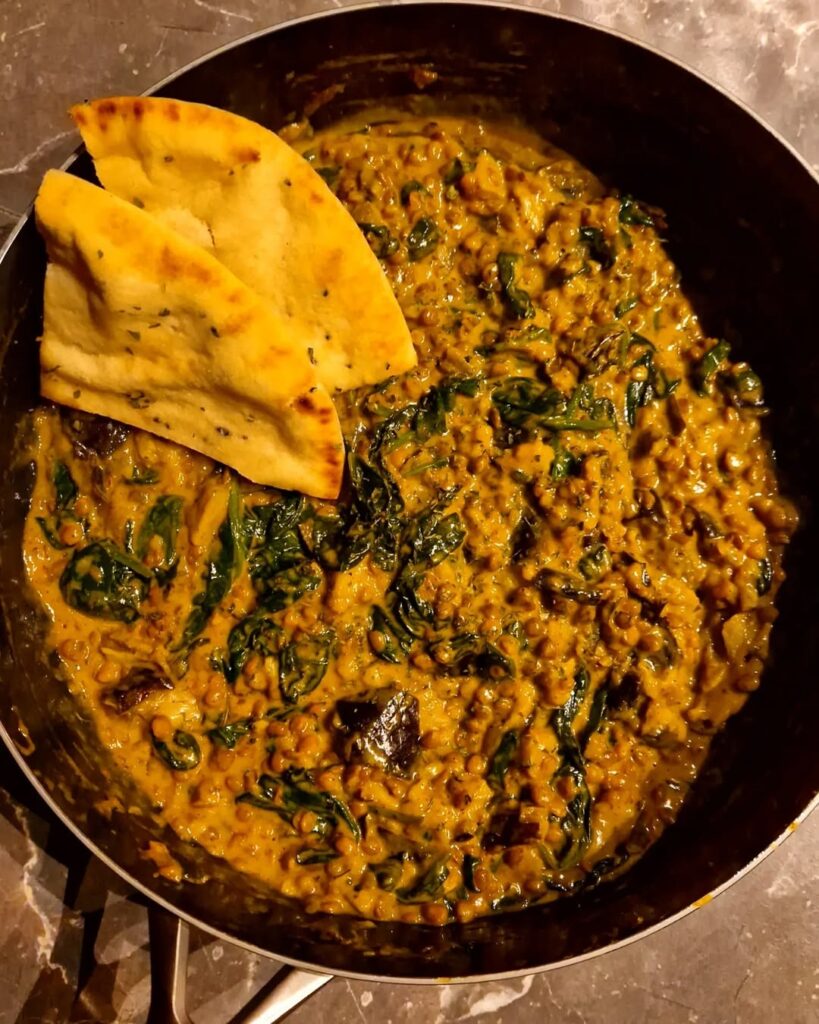 Indiase dahl curry met aubergine