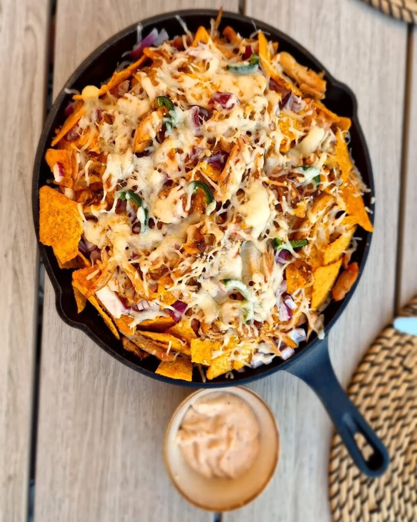Loaded pulled chicken nacho’s van de kamado