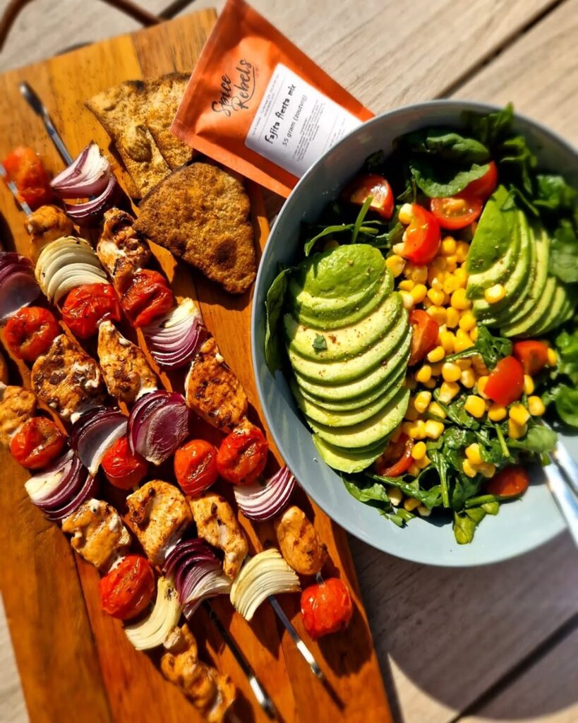 Mexicaanse kipspiezen met spinazie salade en tortilla crisps