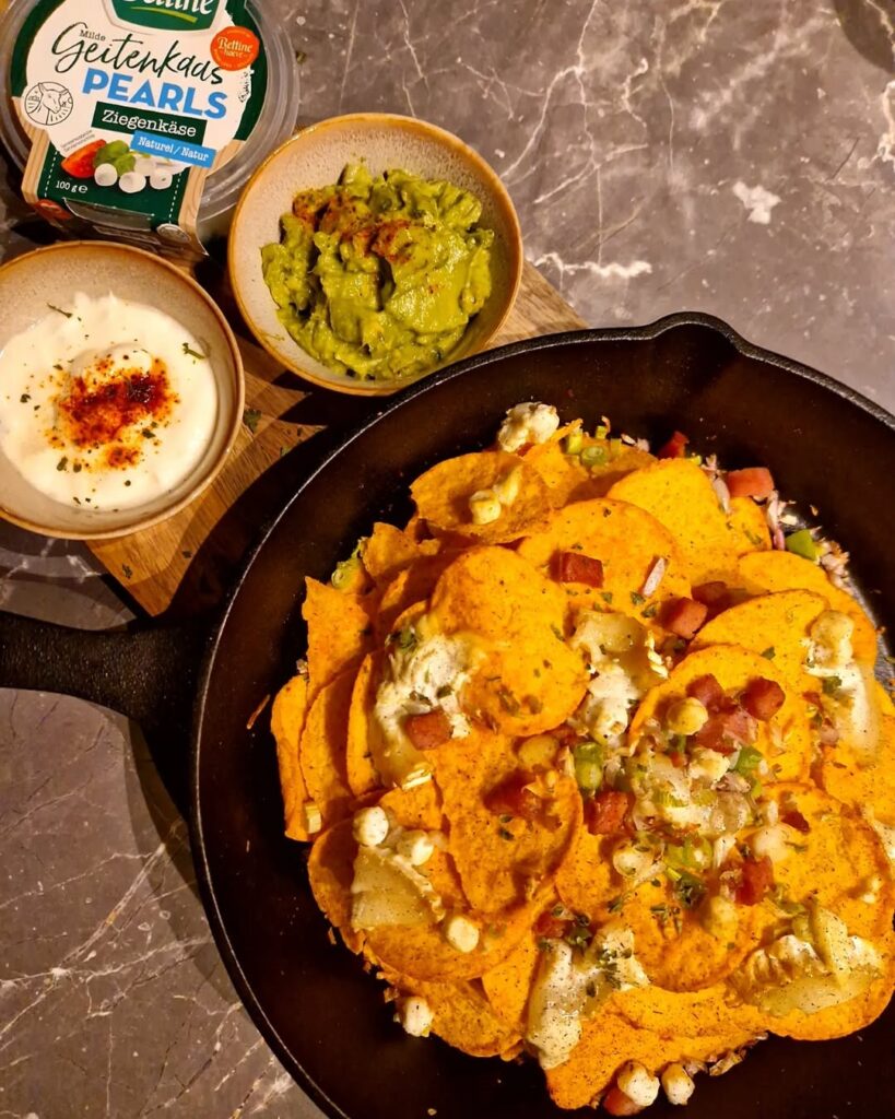 Nacho’s met geitenkaas en honingdip van de kamado