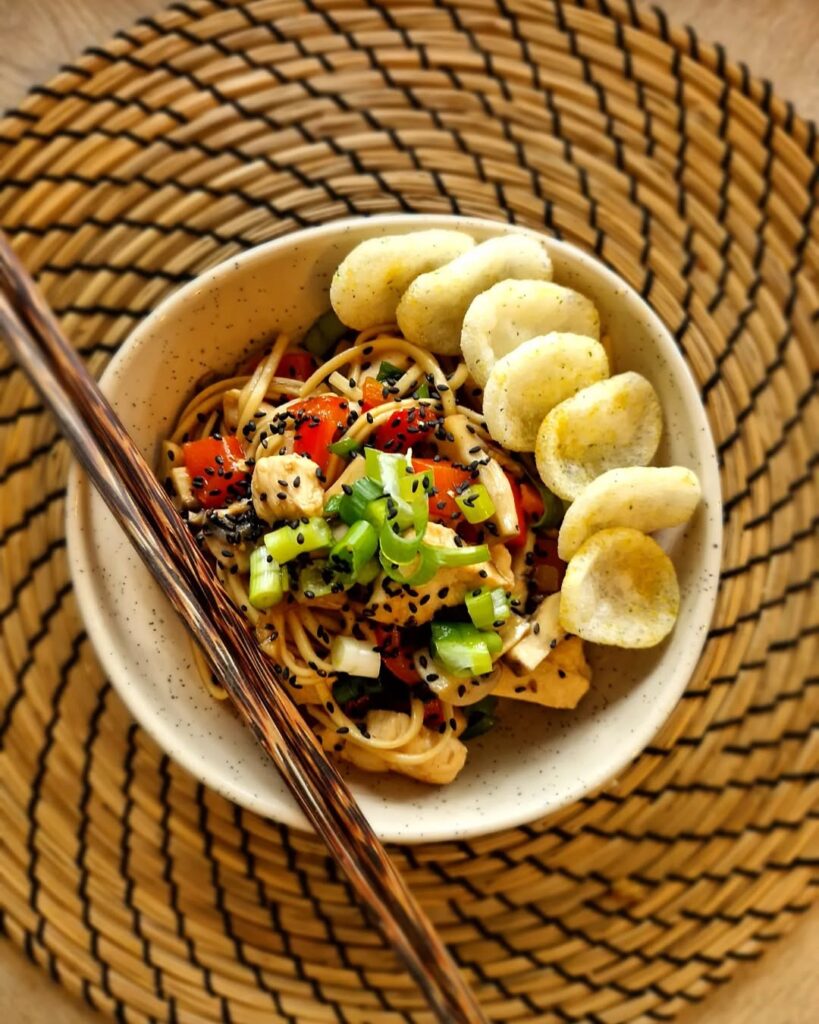 Oosterse woknoedels met kip en champignons