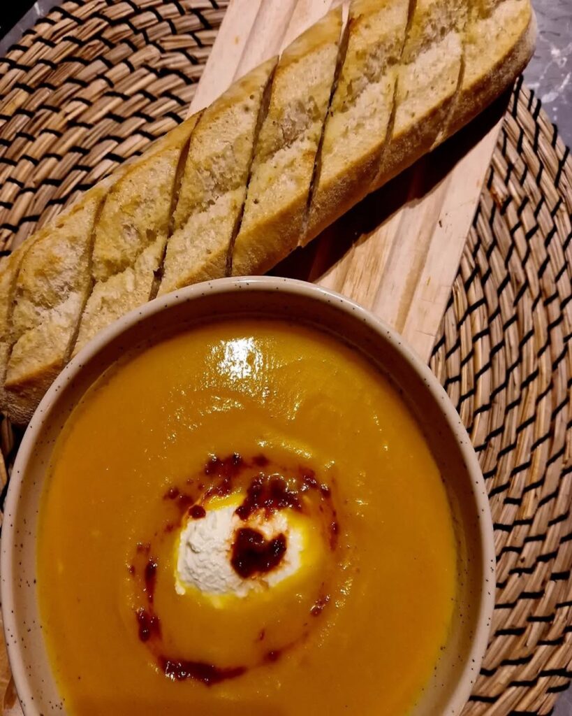 Pompoensoep met knoflookbrood