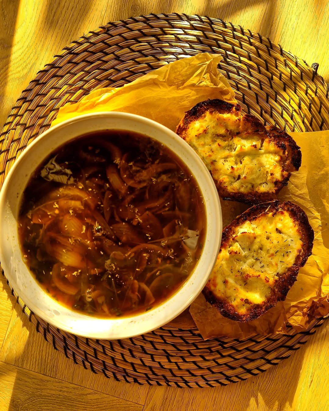 Rode uiensoep met geitenkaascrostini