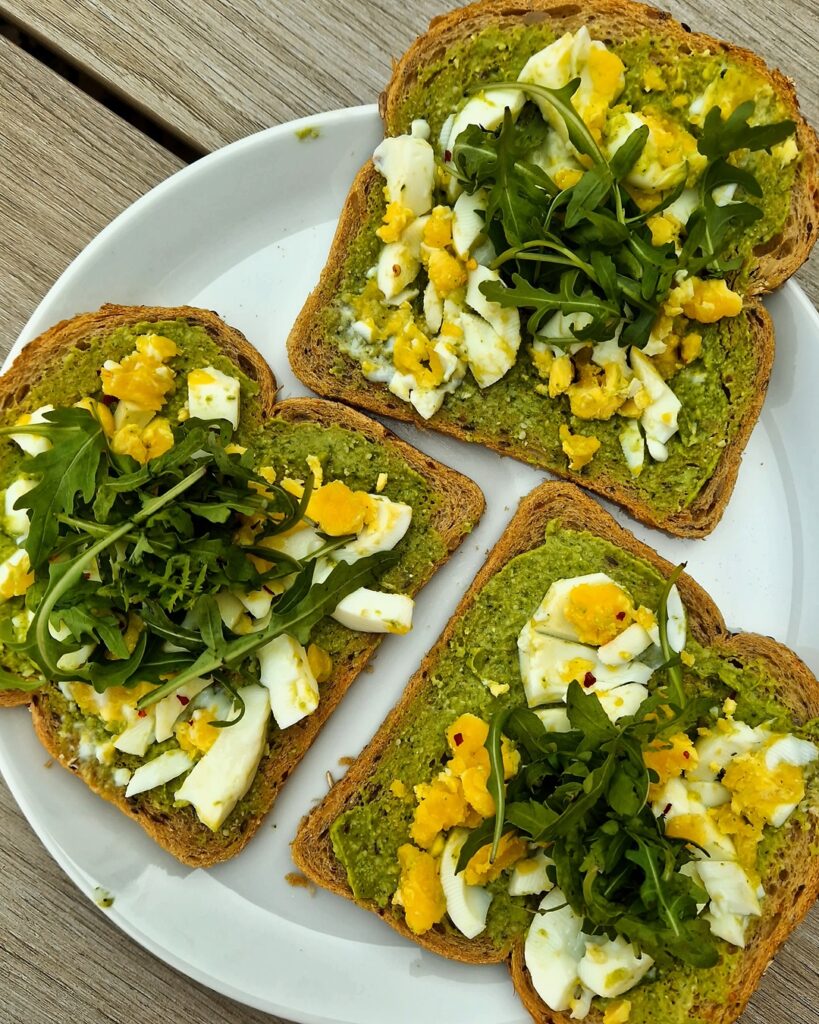 Toast met pesto avocado spread