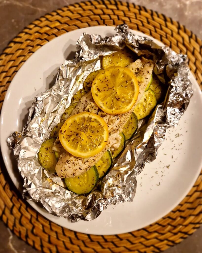 Gezond vispakketje met citroen en courgette