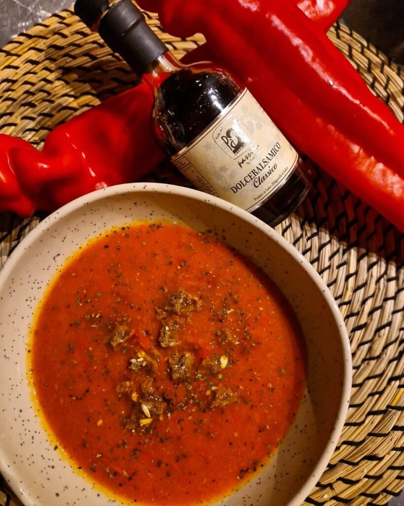 Zoete puntpaprika soep met balsamico