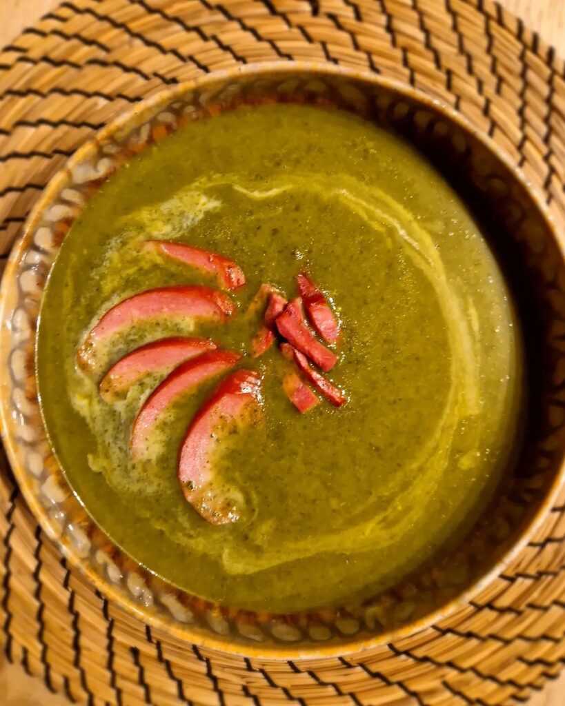 Boerenkoolsoep met kalkoenspekreepjes en rookworst