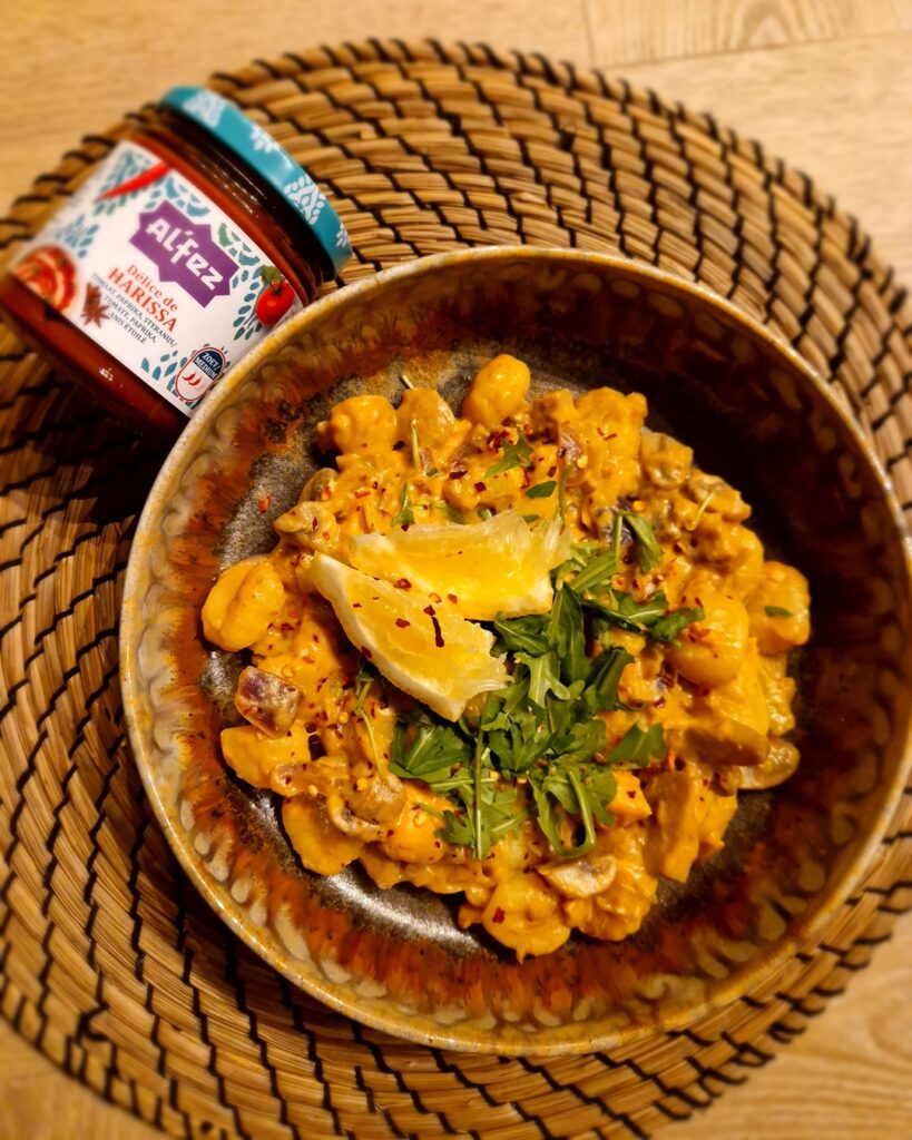 Romige harissa gnocchi met zalm, champignons en prei