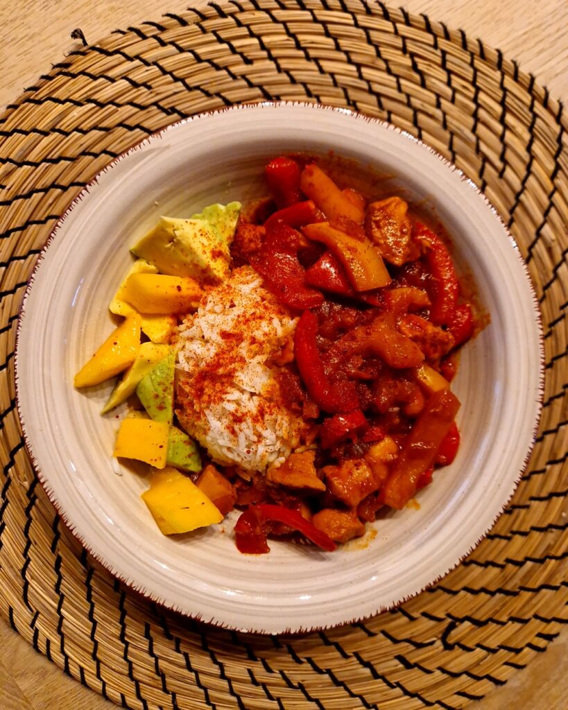 Mango pilav met kip en avocado