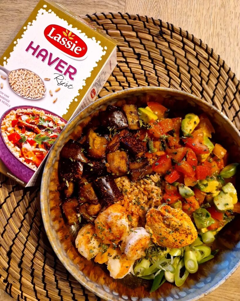 Spicy hoemoes bowl met haverrijst, gestoofde aubergine en salsa