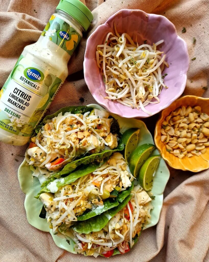Gezonde pad thai salade bootjes