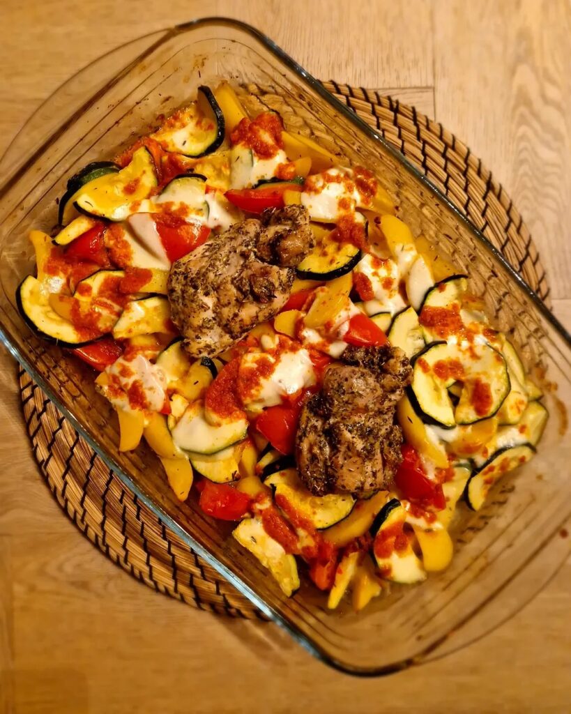 Italiaanse traybake met kip en pesto