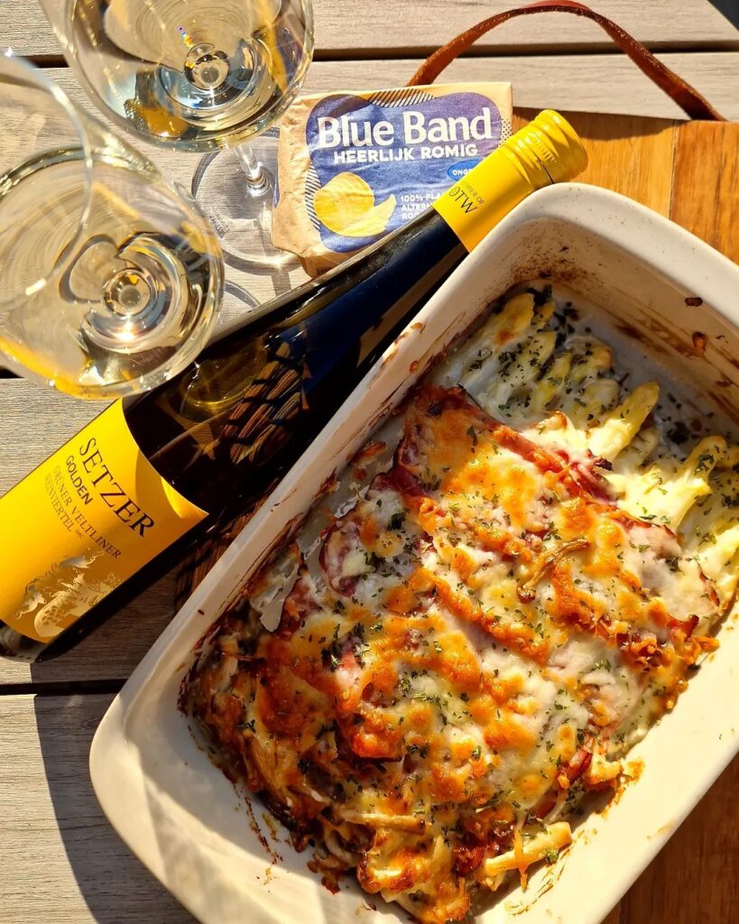 Aspergegratin met rauwe ham en champignons