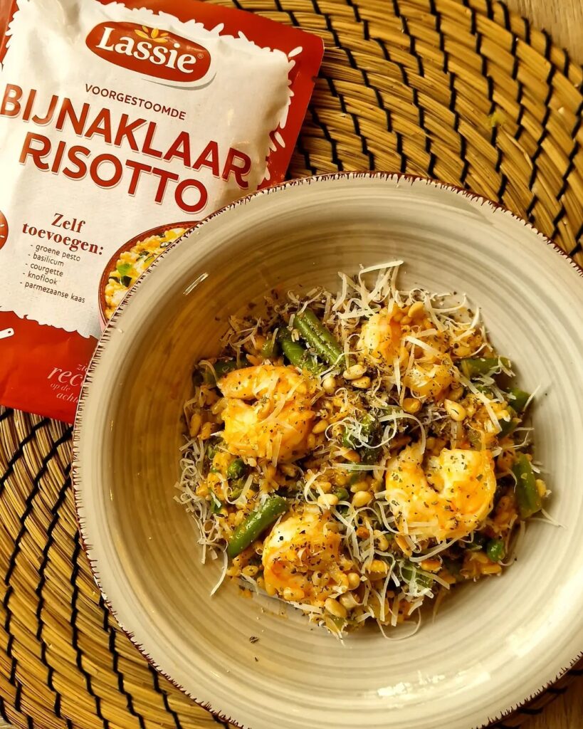 Frisse risotto met pesto en garnalen