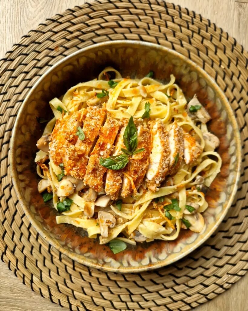 Romige tagliatelle met krokante kip