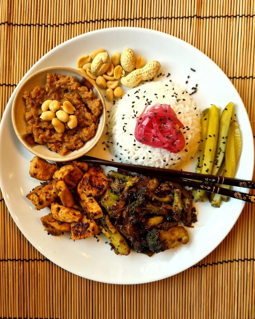 Snelle roerbak met kip en pindasaus