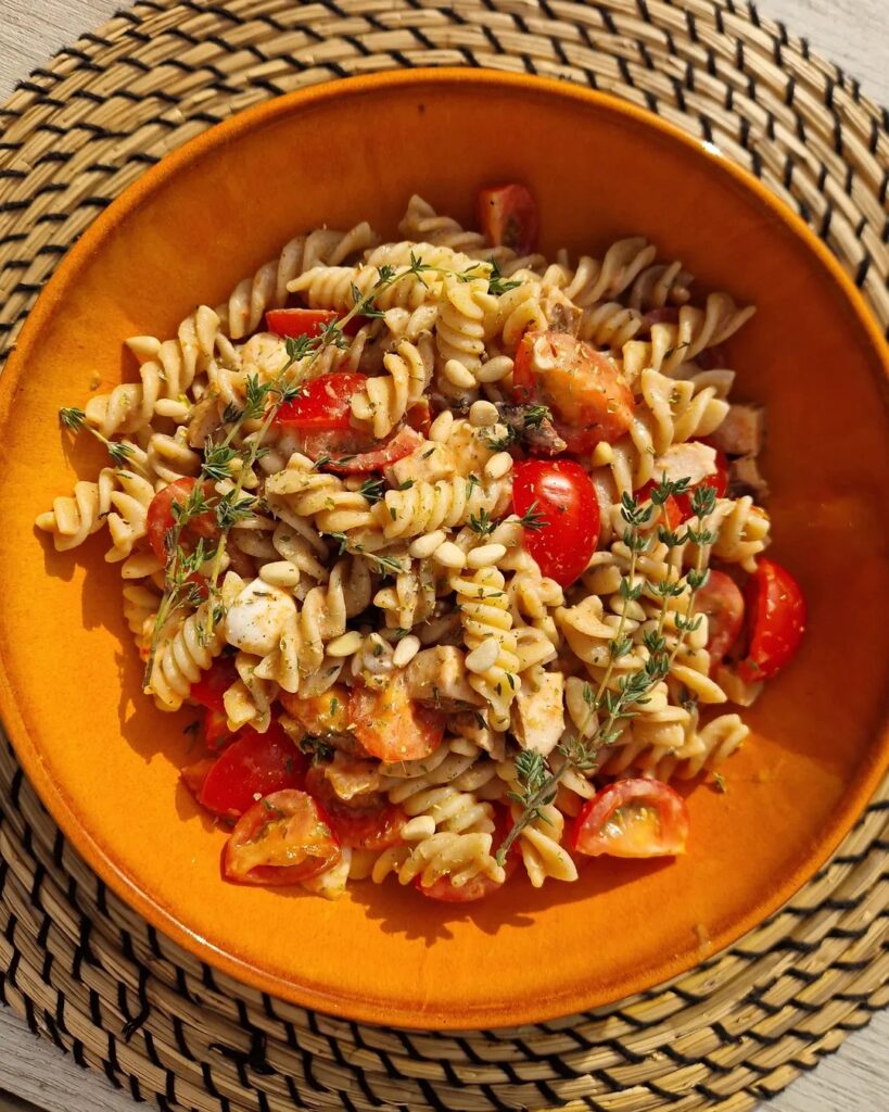 Frisse pastasalade met tomaat en mozzarella