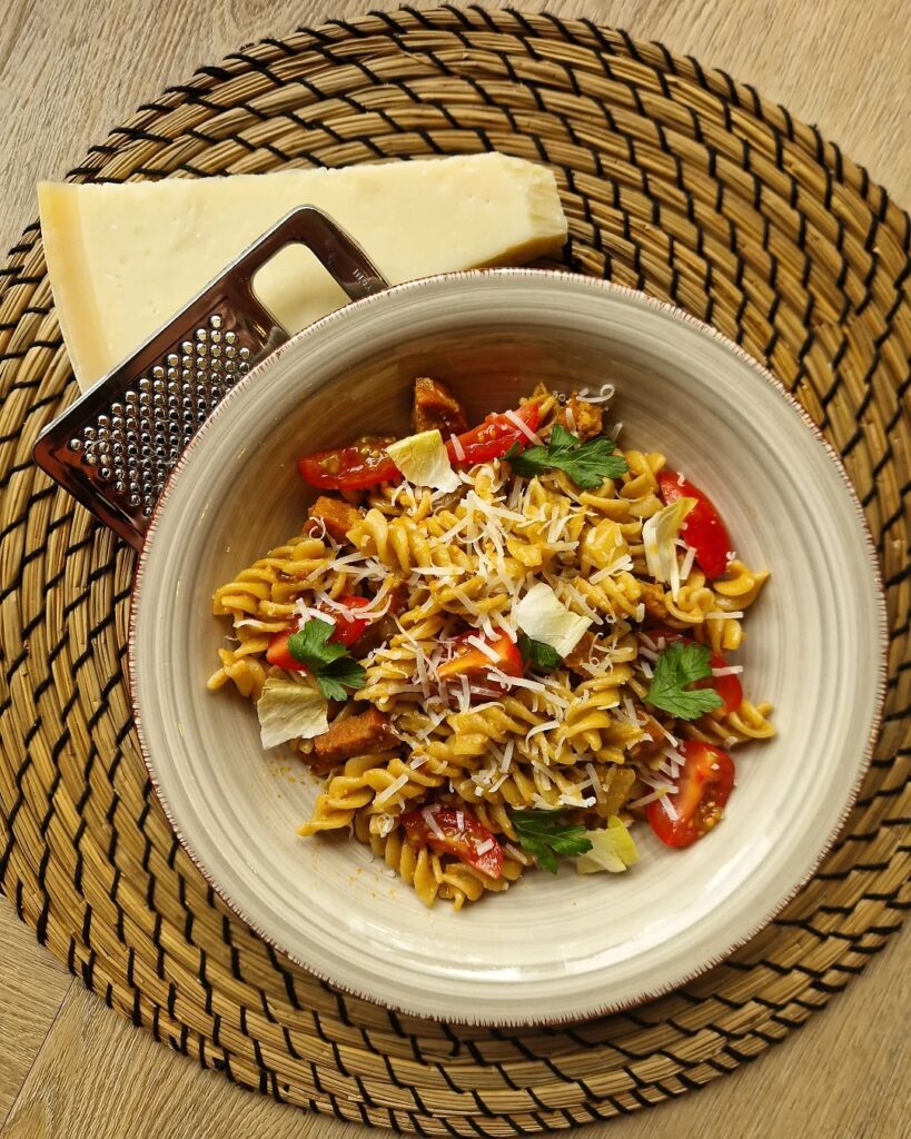 Fusili met witlof, chorizo en baba ganoush