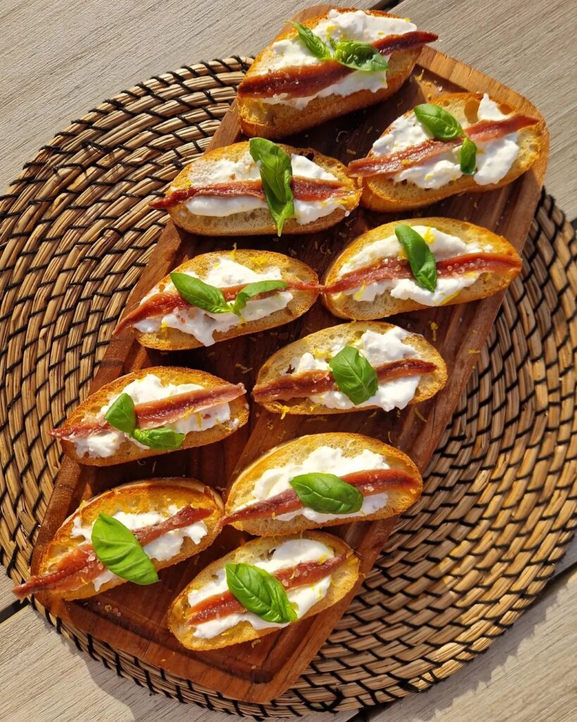 Crostini met burrata en ansjovis