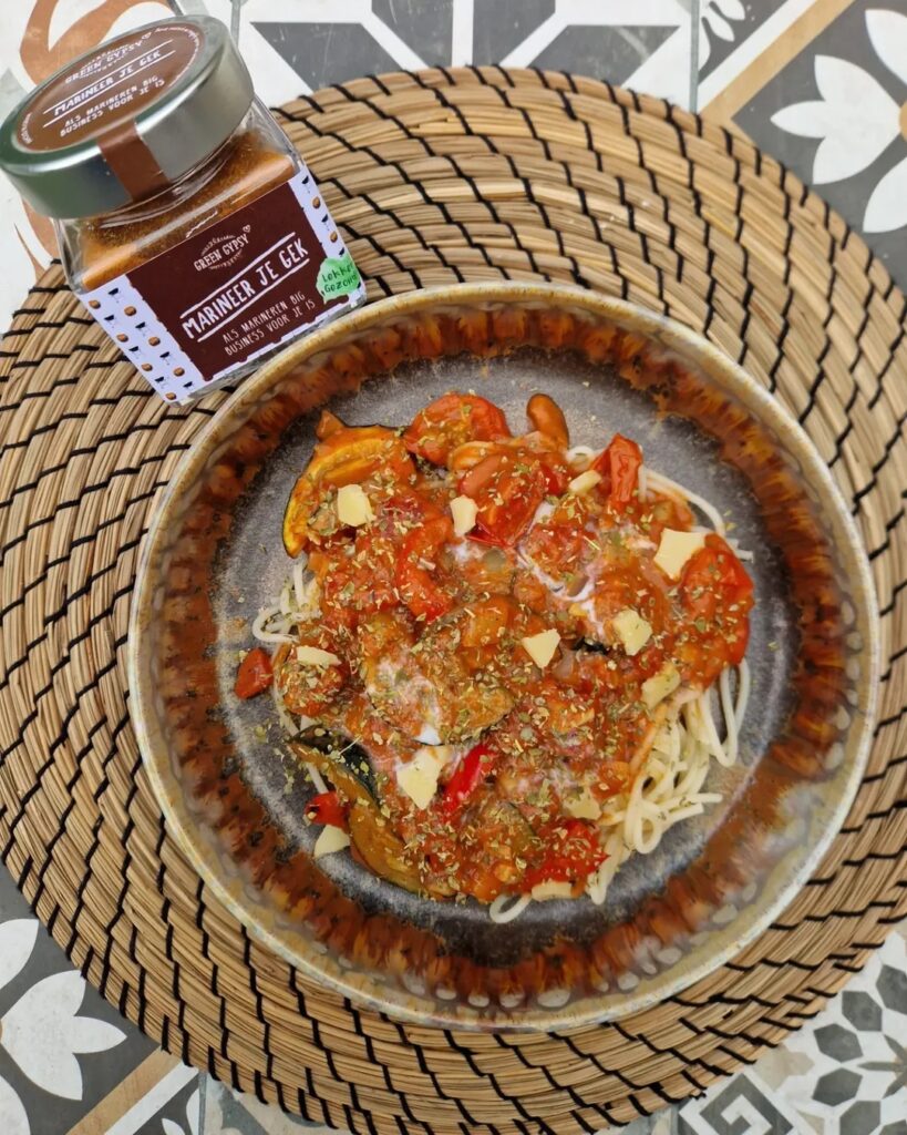 Pittige pasta met geroosterde groenten