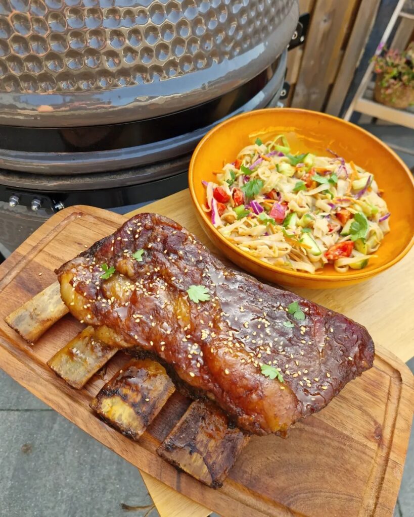 Kamado shortribs met frisse noedelsalade