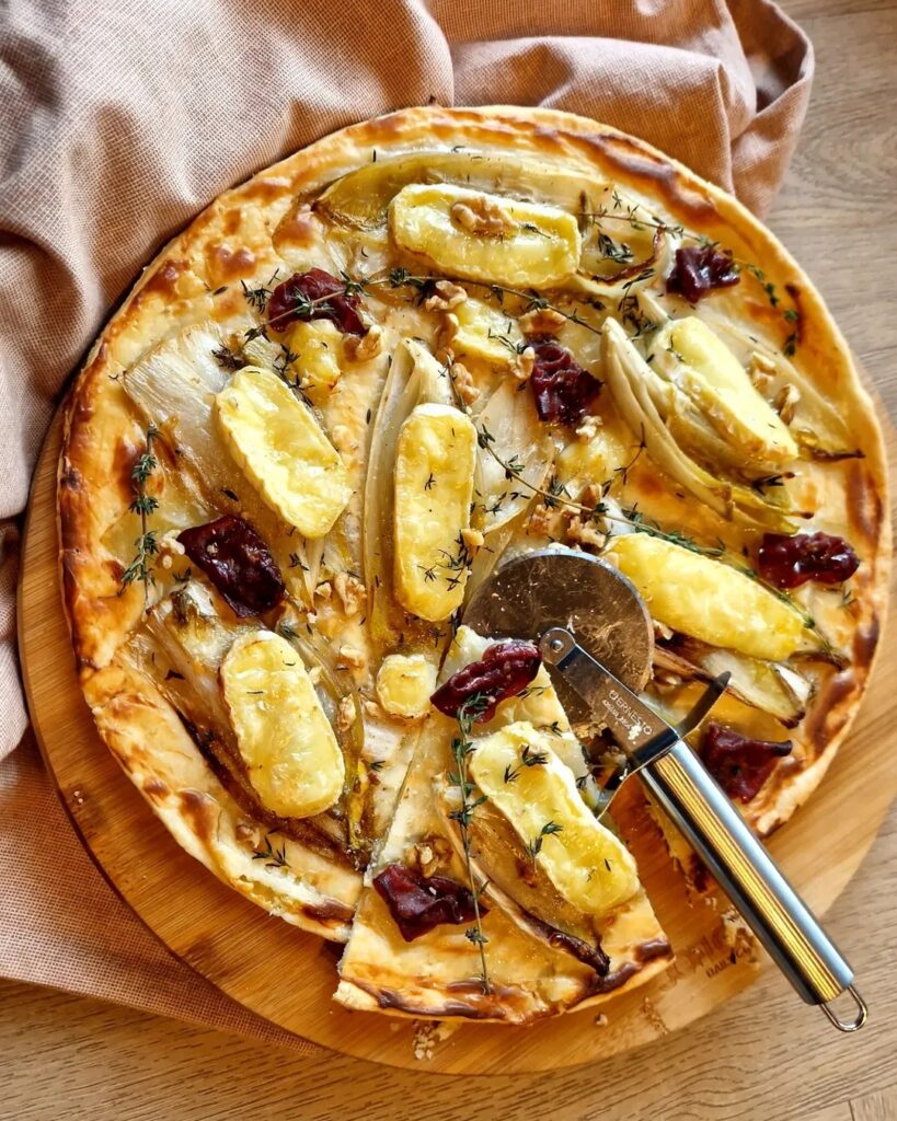 Winterse plaattaart met brie en witlof