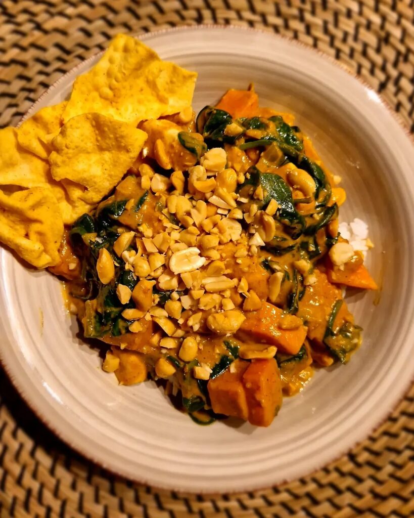 Zoete aardappel curry met pinda en spinazie